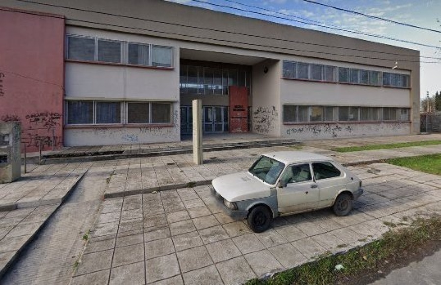 Robaron y prendieron fuego una escuela en La Plata