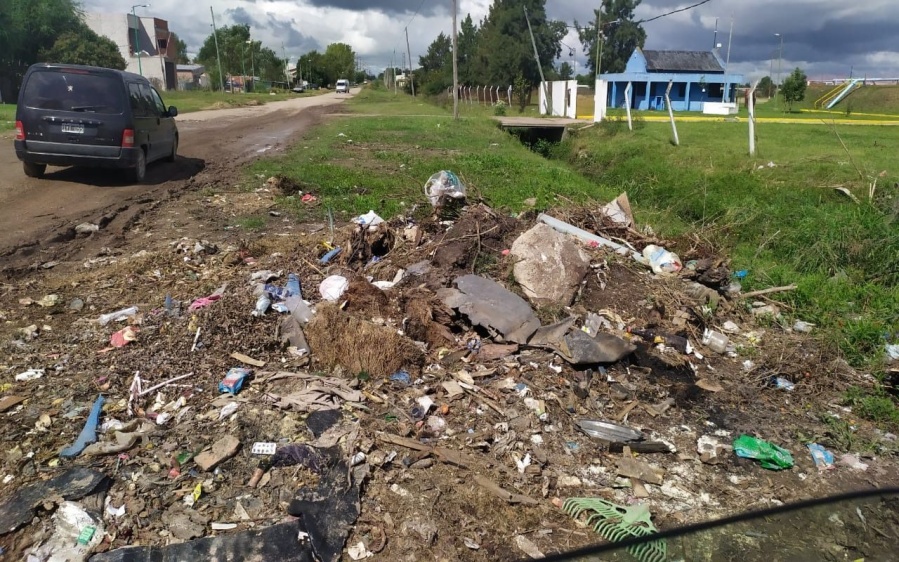 Denuncian que en la avenida 167 se formó una montaña de basura