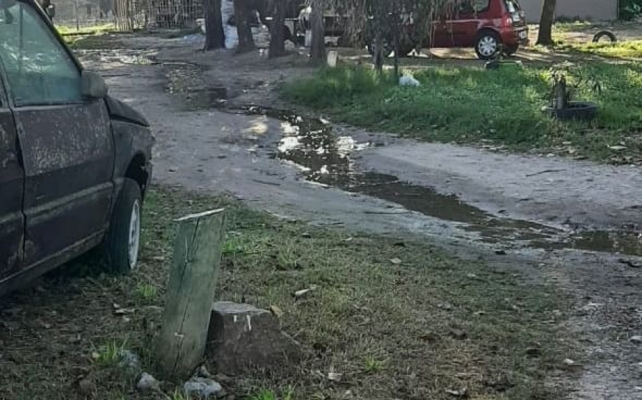 Un desborde cloacal afecta a los vecinos de una zona de Los Hornos