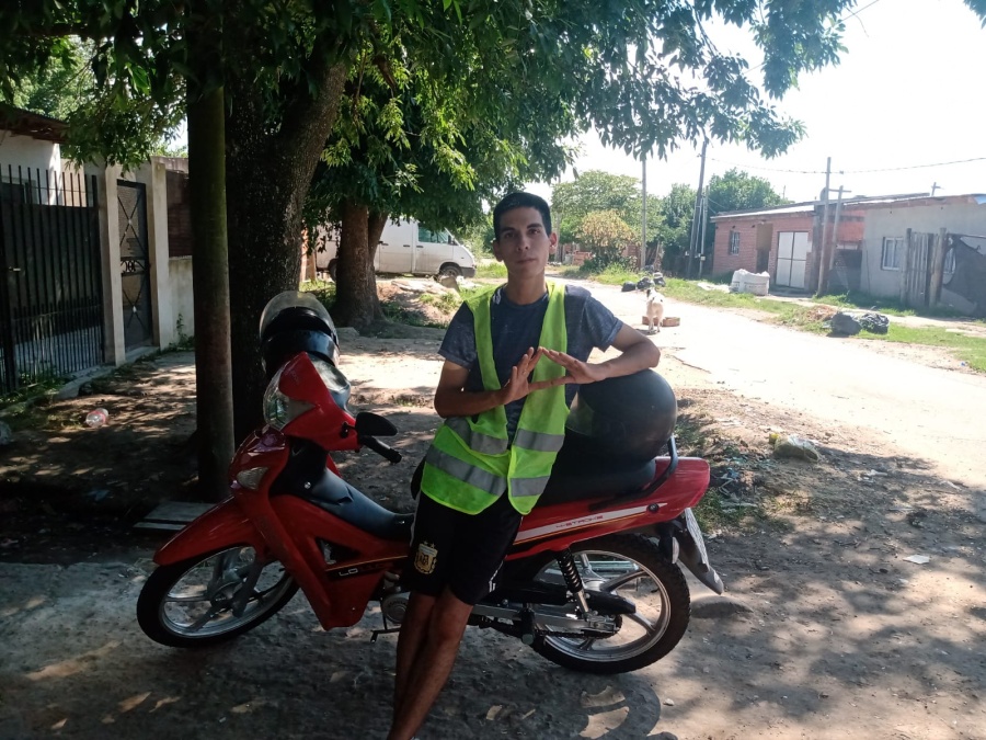 Salió de un hogar de niños, quedó a cargo de su hermanito en La Plata y hoy se gana la vida con su “taximoto”