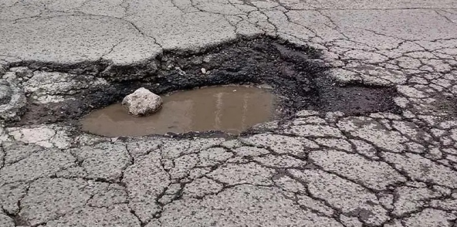 Vecinos de 153 y 60 reclaman por el arreglo de varios baches: ”Parece que no los ven”