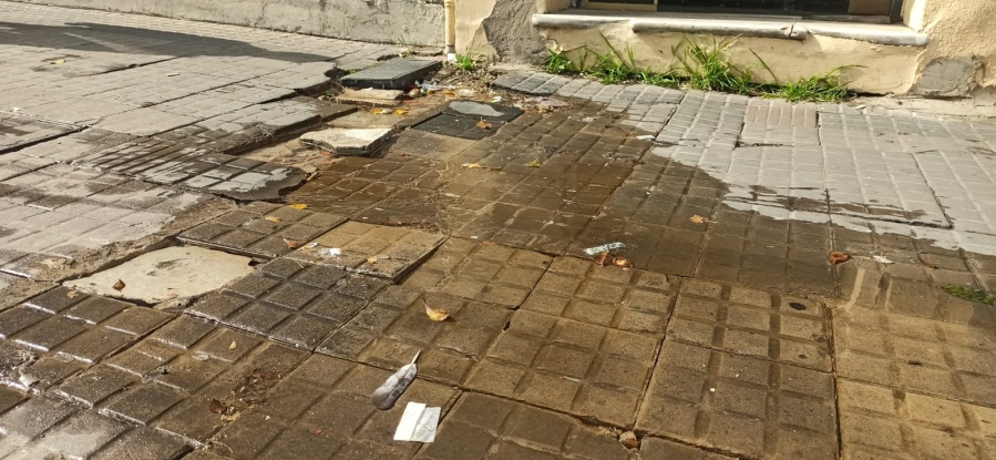 Vecinos de 47 entre 8 y 9 reclaman una perdida de agua en plena vereda