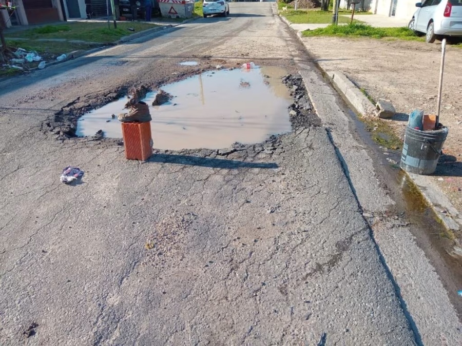 Vecinos denuncian un pozo peligroso en 137 y 57, exigen respuestas