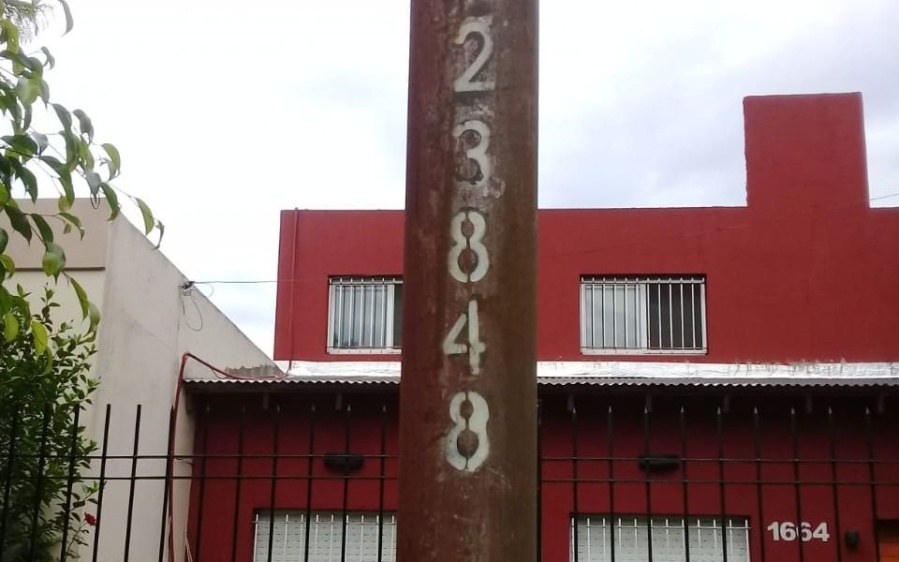 Vecina de Ringuelet reclama por el arreglo de una luminaria que no funciona hace 2 años