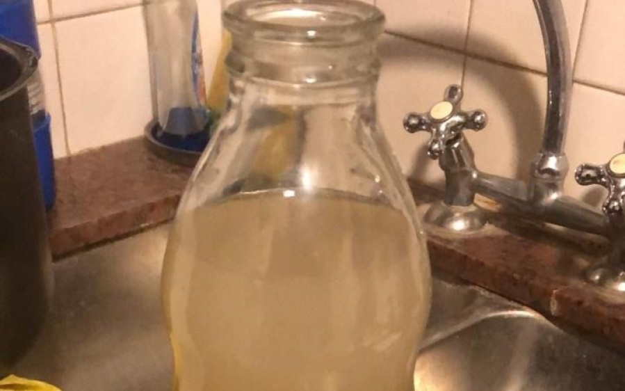 Vecinos de Gonnet denuncian que sale el agua turbia