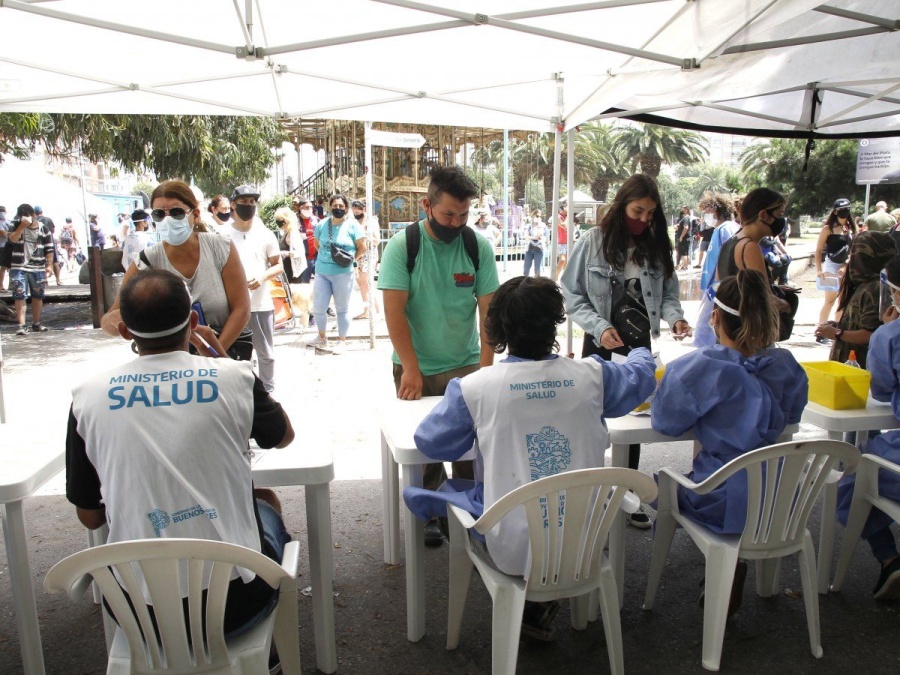 Desde el Ministerio de Salud bonaerense ratificaron que ”ante síntomas de COVID-19 ya no es necesario hacer un testeo”