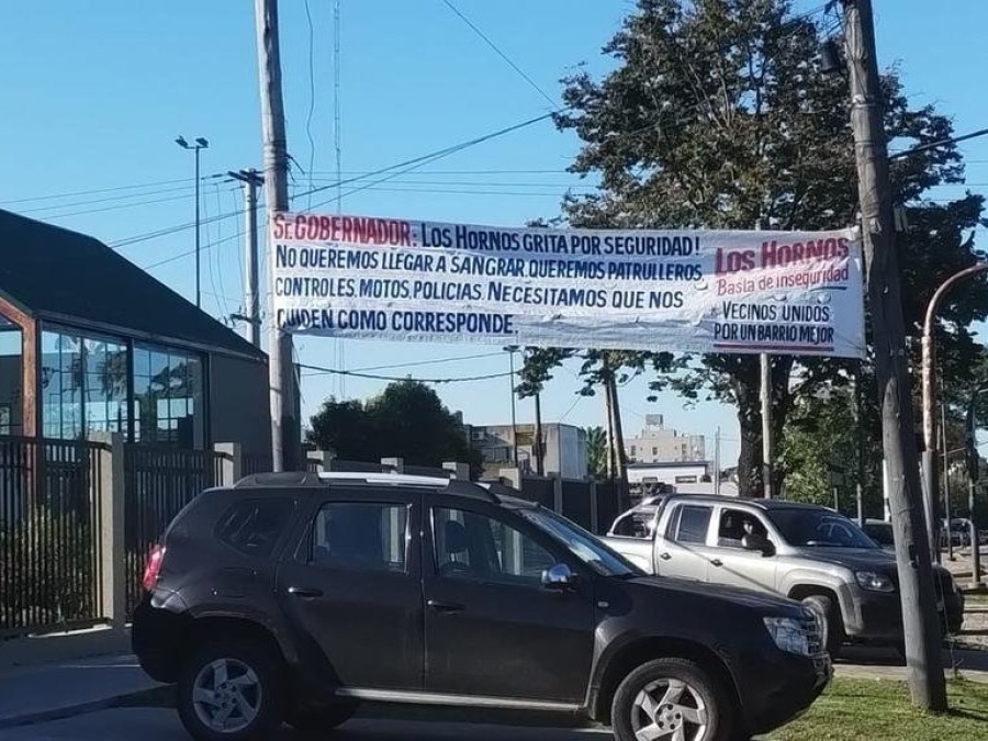 Vecinos en Los Hornos colgaron 5 pasacalles pidiendo seguridad y ya se robaron tres: ”No queremos llegar a sangrar”