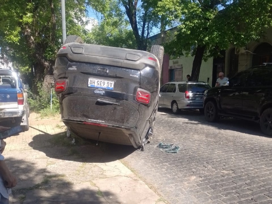 Una mujer volcó su auto en una extraña maniobra en el La Plata