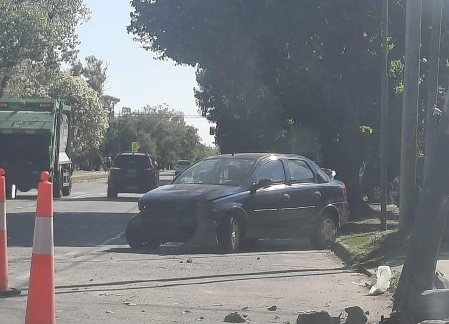 Un joven aseguró que se estrelló contra un poste de luz en Avenida 32 entre 20 y 21 por una ”mala maniobra”
