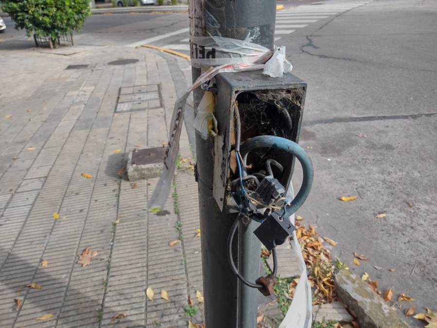 Vecinos alertaron por cables sueltos en un poste de Plaza Paso que ya no tiene la cinta de peligro