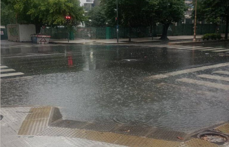 ”No se puede ni cruzar la calle”: el reclamo de un vecino en medio de las lluvias en La Plata