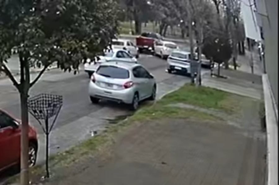 Un conductor perdió el control en el centro de La Plata e impactó con una camioneta