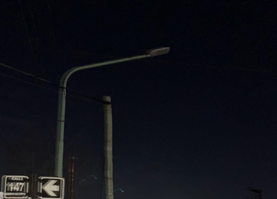 En la esquina de 66 y 147 se quejan de una luminaria que no funciona