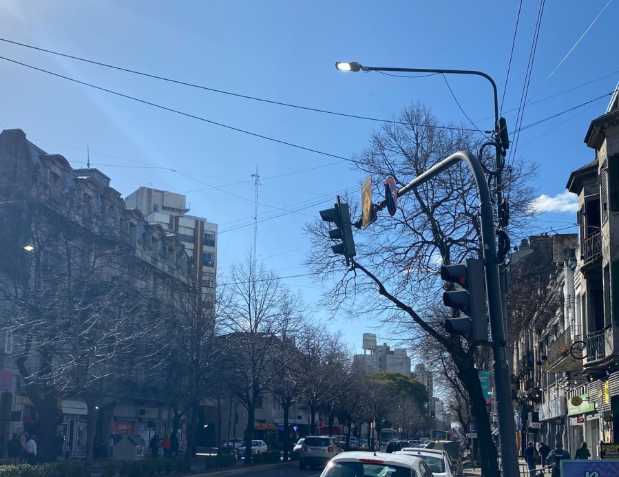 Un semáforo torcido y una luminaria encendida: el reclamo en diagonal 80 y calle 6