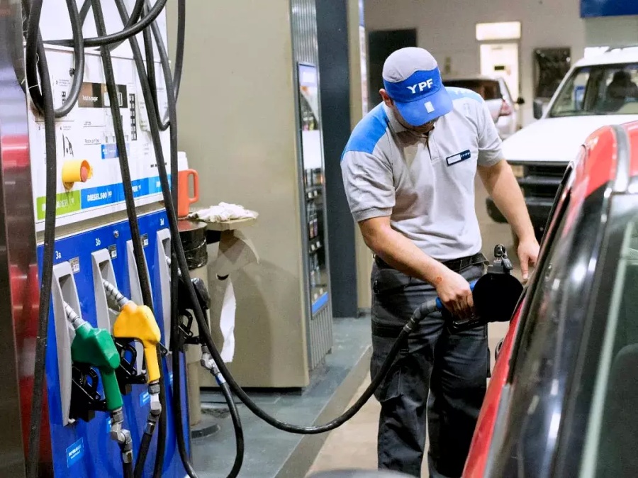 Comenzó la cuenta regresiva para llenar el tanque antes del nuevo aumento de la nafta