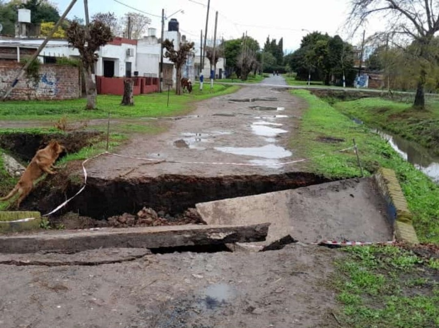 Pidieron que reparen el puente desmoronado durante la lluvia en Los Hornos