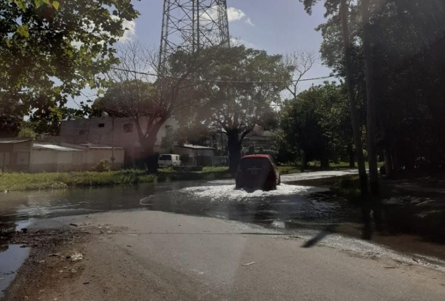 Una laguna en 50 y 120 ocasiona molestias a los vecinos de la zona
