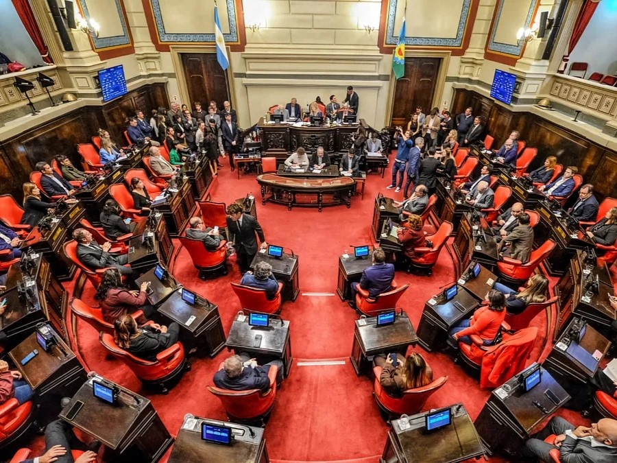 El Senado bonaerense postergó el inicio de la sesión por las reelecciones indefinidas con un distanciamiento del massismo
