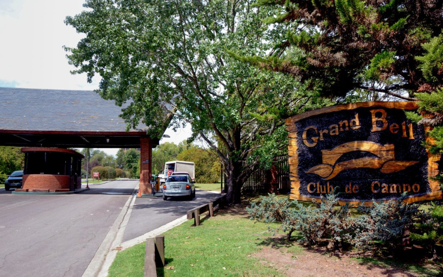 Millonario robo en el country Grand Bell: los delincuentes huyeron con dólares