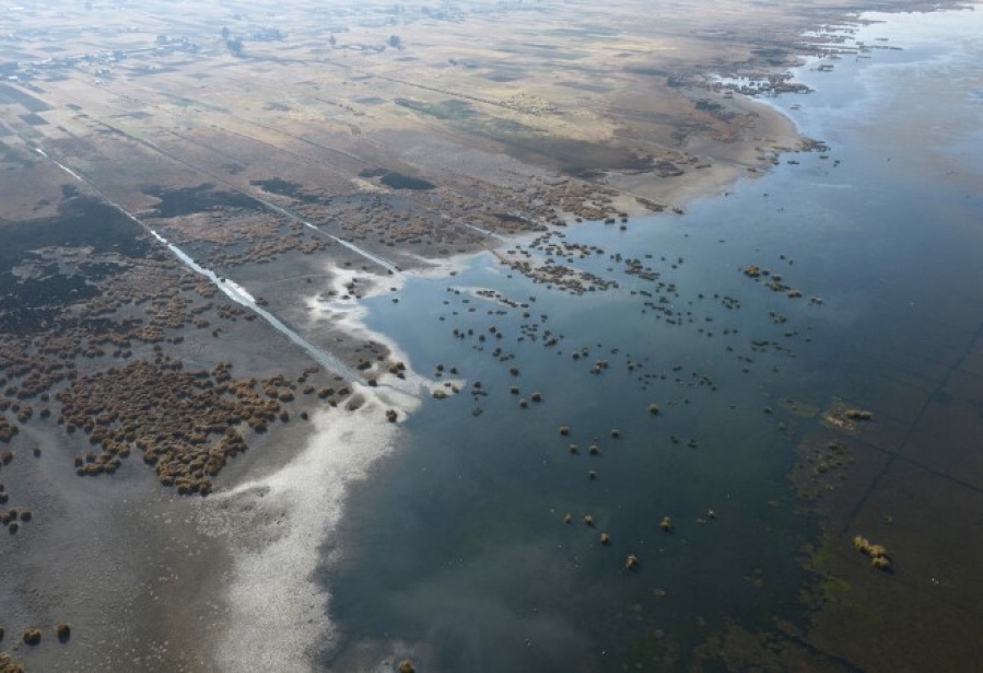 Bolivia y Perú en alerta: se registra el nivel histórico más bajo de agua en el lago Titicaca