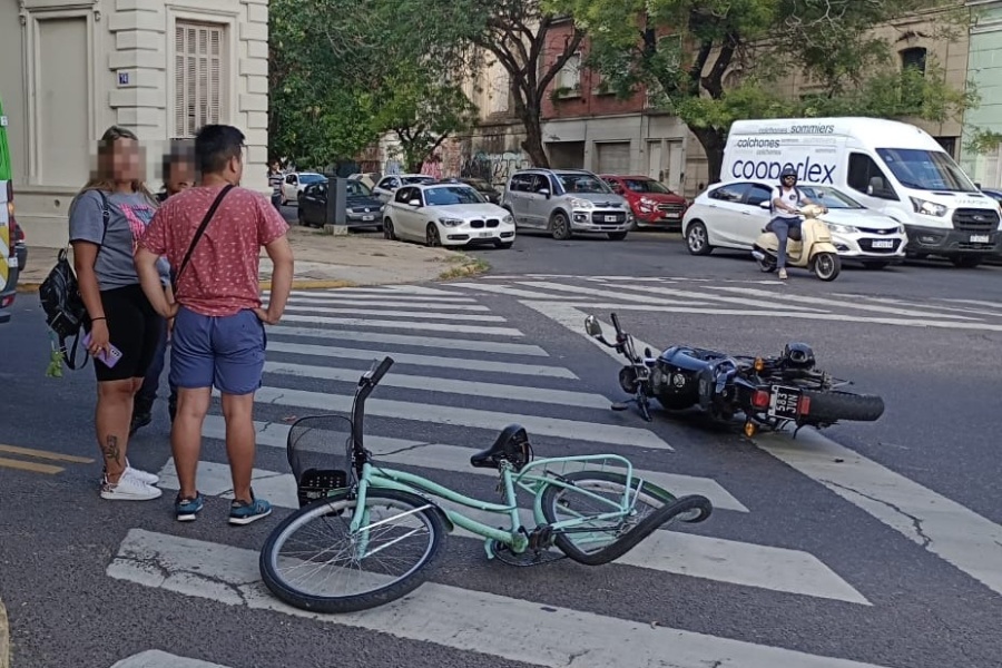 Una ciclista y un motociclista chocaron en pleno centro platense, hay un herido