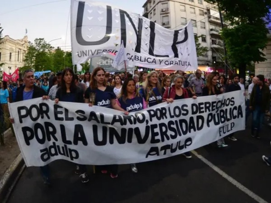 Estudiantes de la UNLP se movilizaron frente al Rectorado en defensa de la educación pública