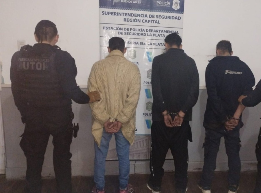 Tres sujetos atacaron a piedrazos a policías en La Plata y terminaron detenidos