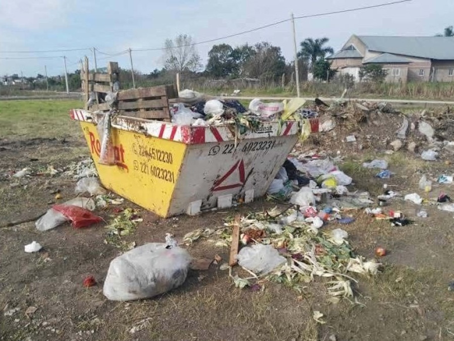 Indignación en 4 y 86: Denuncian abandono ante la instalación de contenedores en un basural clandestino