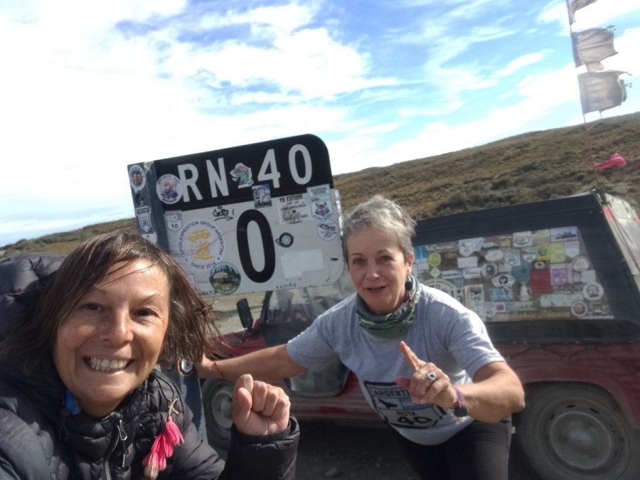 Tienen 62 y 64 años, recorren el país en un auto viejo y estuvieron en La Plata contando su historia: ”Somos felices”