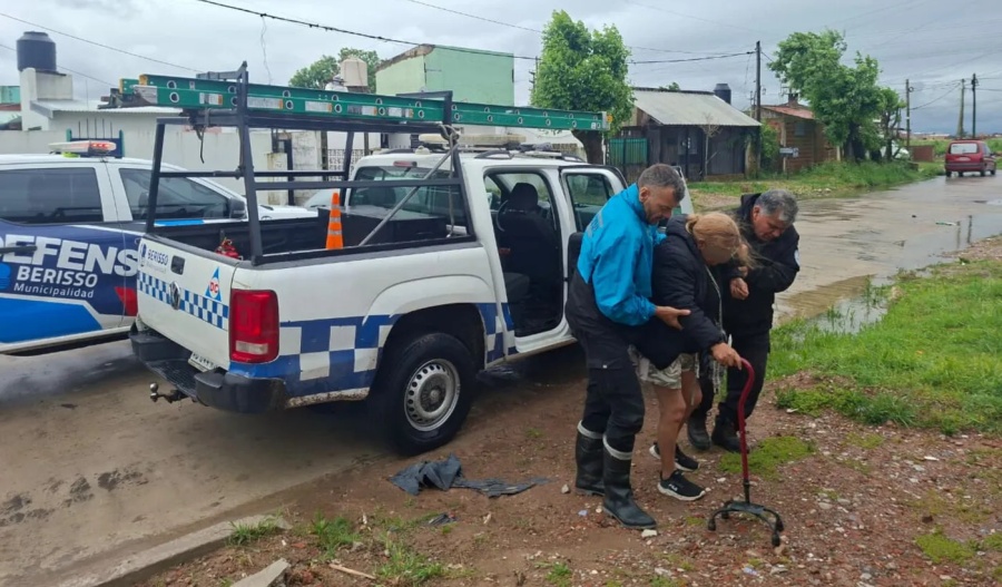 Fuerte temporal en Berisso: asistieron a una vecina con discapacidad tras la inundación de su casa