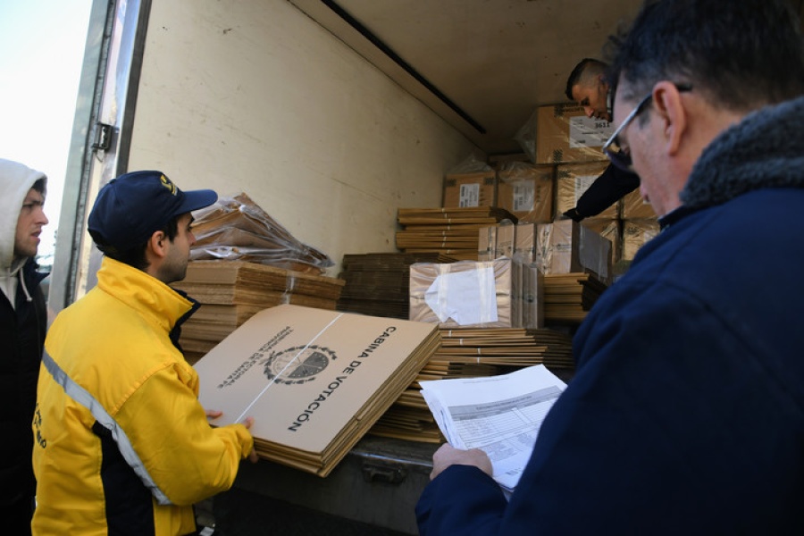 A partir de diciembre eliminarán impuestos para compras en el exterior y ampliarán el límite a 3 mil dólares por envío