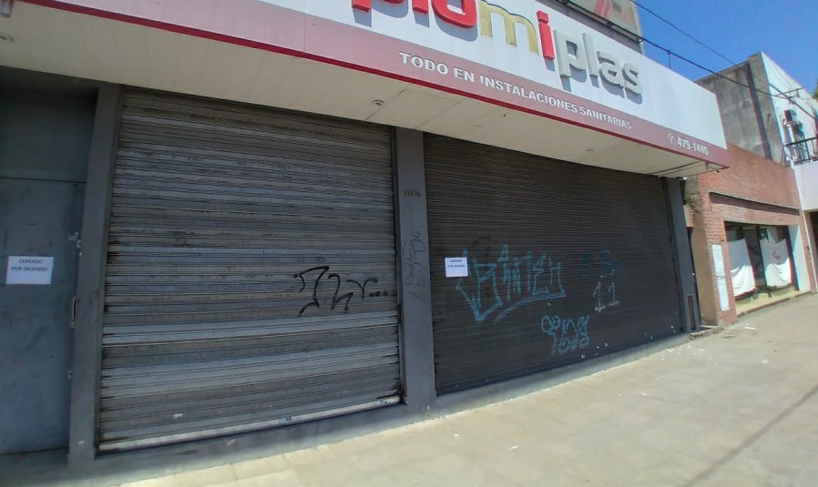 Vecinos de San Carlos indignados tras el incendio en la casa de sanitarios: ”Dos camiones de bomberos vinieron sin agua”