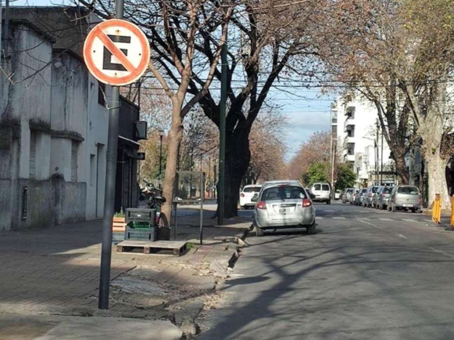 Piden que se respeten los carteles de ”prohibido estacionar” en 20 y 49