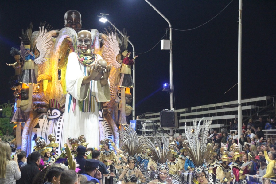 El Carnaval de Gualeguaychú recibió más de 20 mil personas: las mejores postales de su primera noche