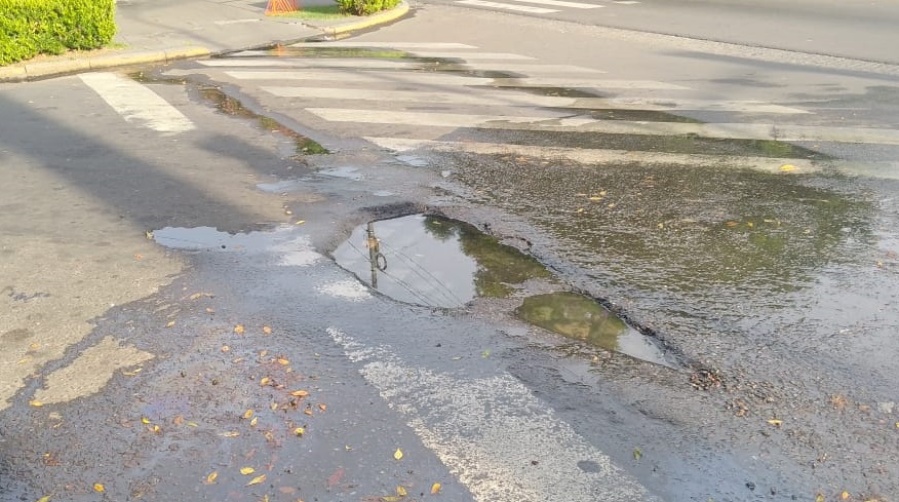 Vecinos advirtieron por un bache cerca de Plaza Rocha