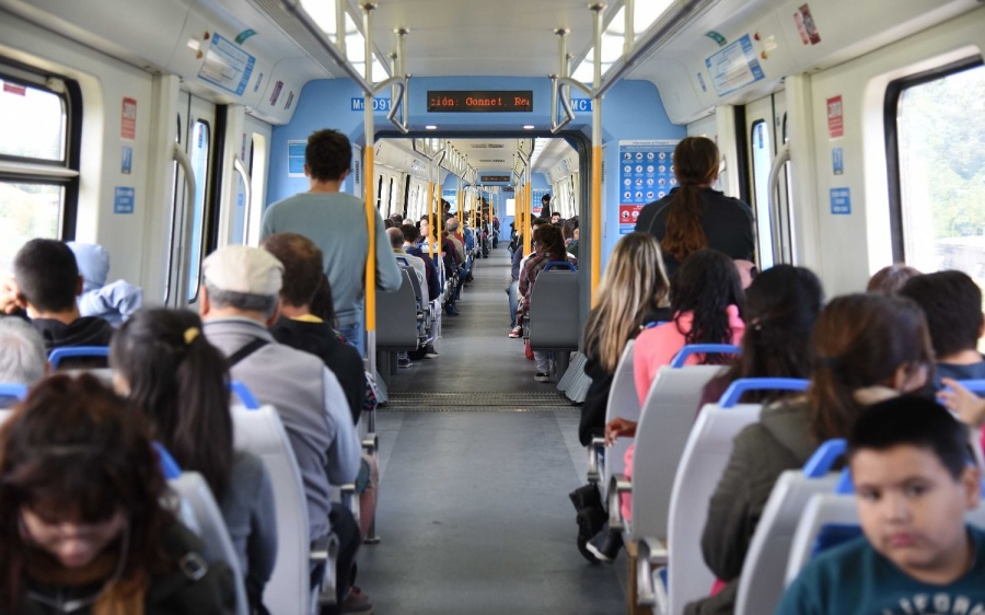 Iba aburrido en el tren, se puso a jugar con un nene haciendo ”caras raras” y cuando se bajó tuvo un gesto ”muy emotivo”