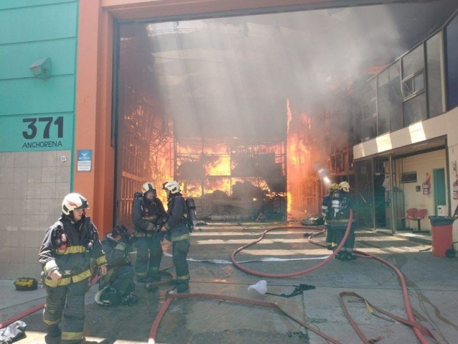 Voraz incendio en un depósito de Balvanera: diez personas afectadas por humo