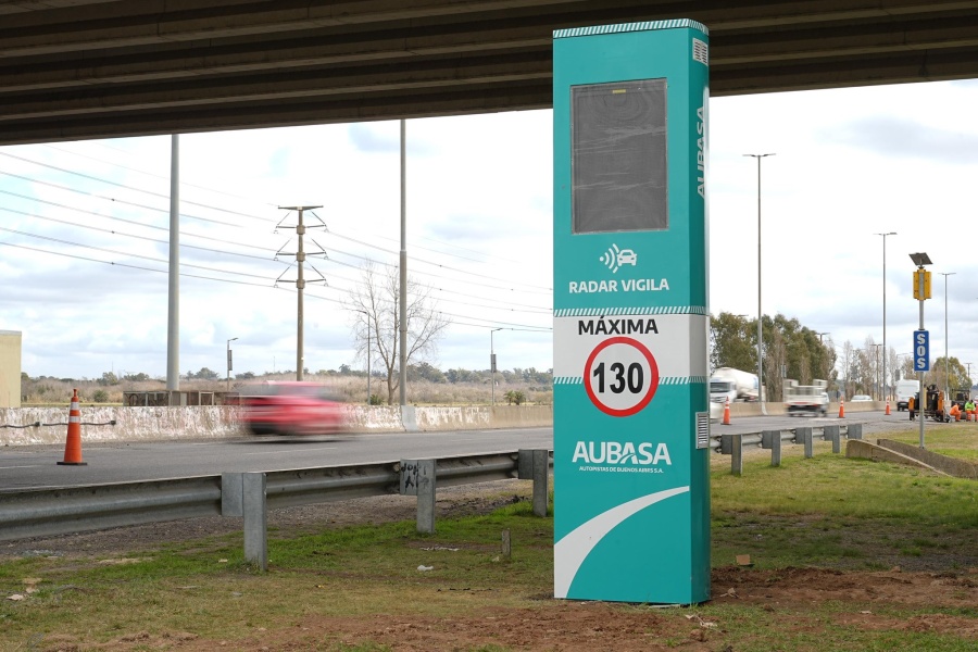Instalan nuevos tótems de velocidad en la Autopista Buenos Aires La Plata: ¿Dónde están?