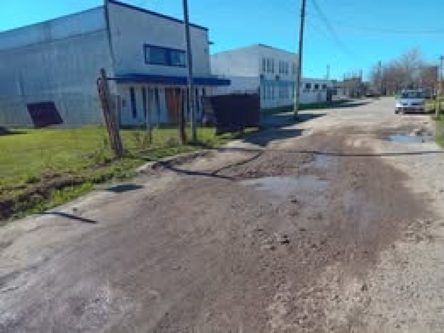 Vecinos de la calle 158 entre 66 y 67, en Los Hornos, reclaman por el mal estado de la calle