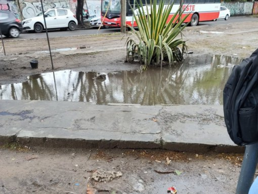 Vecinos se quejaron por las condiciones de una parada de micros en diagonal 80 y 115