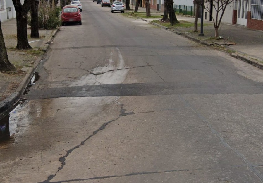 “Parece una loma de burro”: la queja de un vecino por el estado de la calle en 45 y 29
