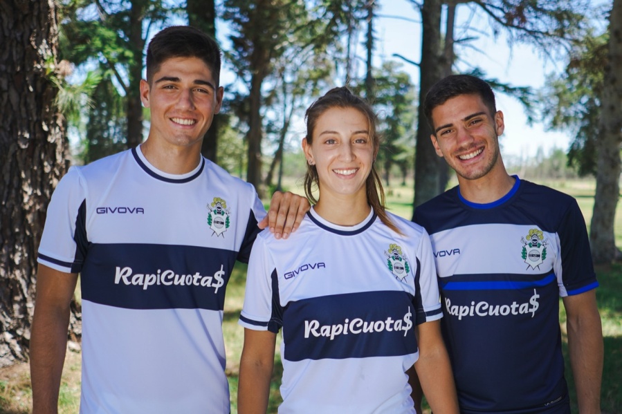 Gimnasia presentó su nueva indumentaria: ¿Cómo serán las camisetas de esta temporada?