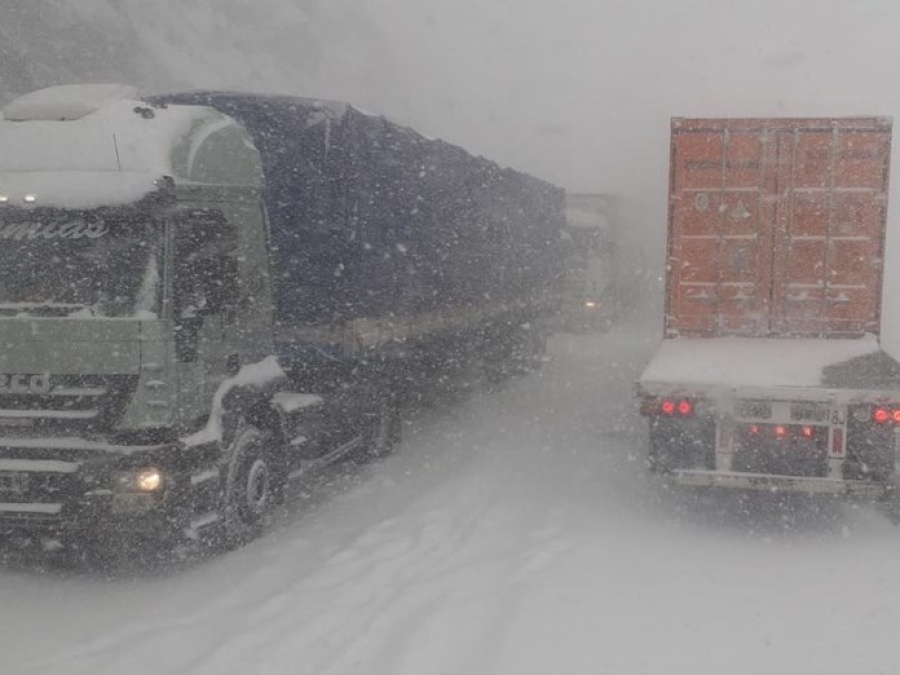 La fila en el paso Los Libertadores supera los 300 vehículos varados
