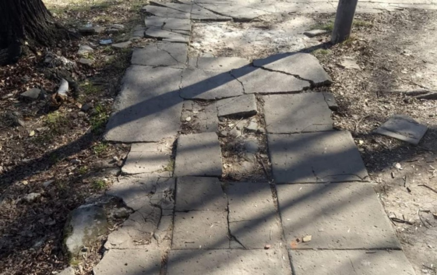 Se quejaron por el estado deplorable de la vereda en 19 y 529: ”Es una vergüenza”