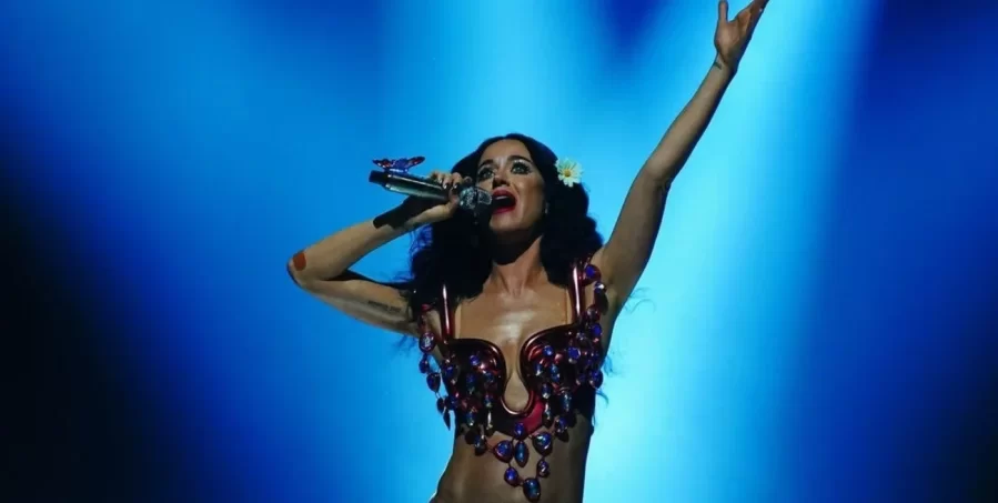 Katy Perry recibió un susto tras casi caerse de una estructura en su concierto