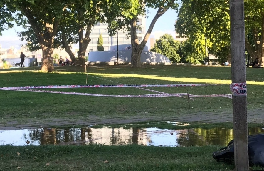En Plaza Belgrano un caño roto inunda toda la cuadra: ”Es imposible pasar”