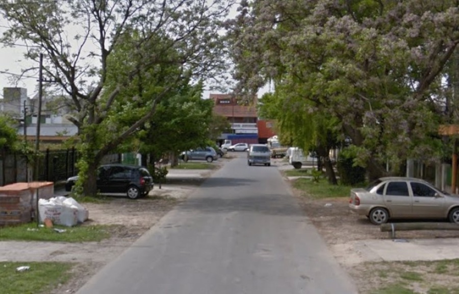 Cuatro delincuentes irrumpieron la casa de una mujer en Tolosa, se llevaron objetos de valor y dólares