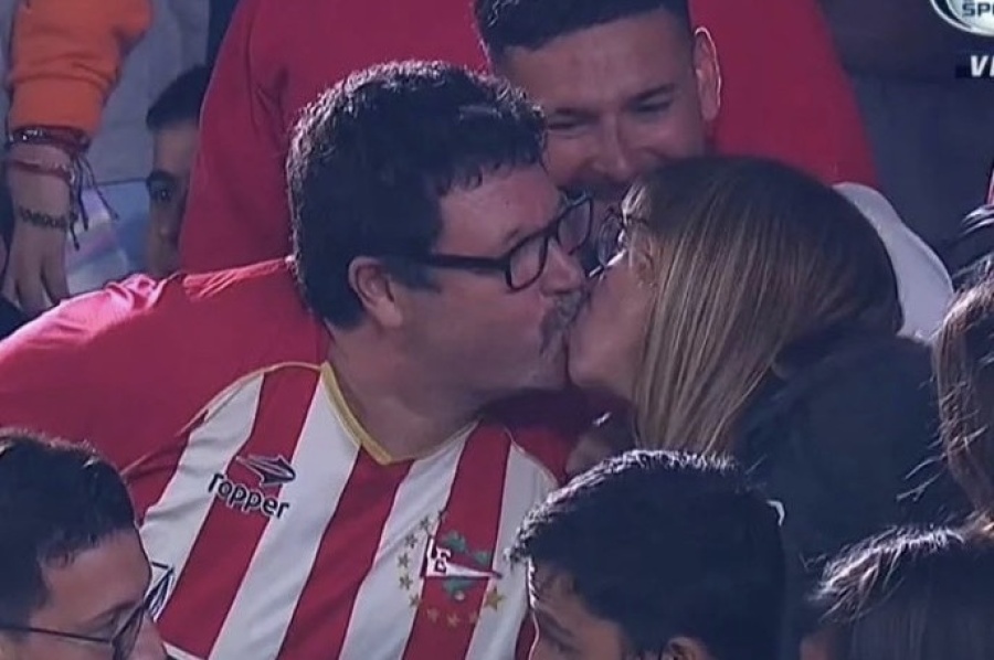 ”Es una imagen con...”: La foto en la cancha de Estudiantes que recorre las redes por algunos particulares detalles