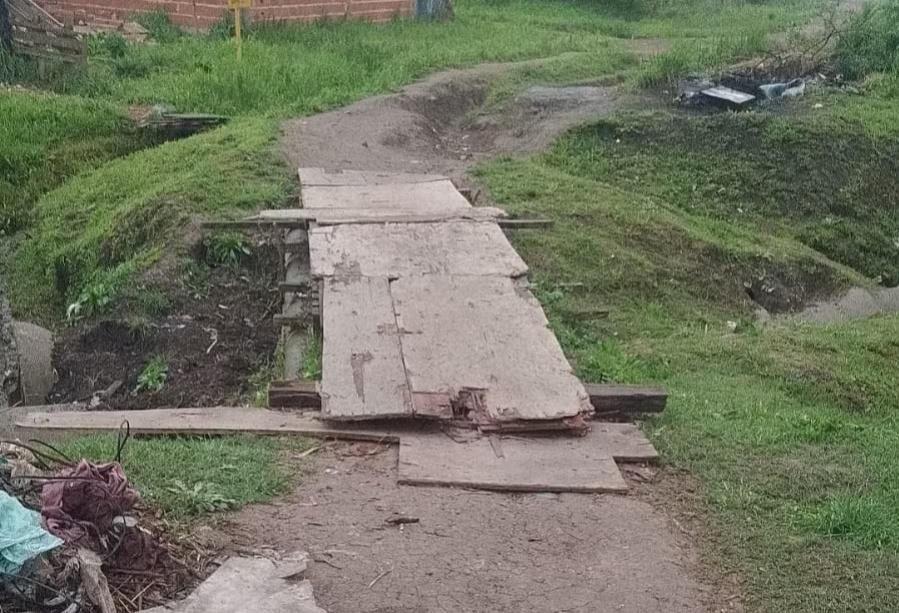 Cansados de reclamar, vecinos de 183 y 40 denuncian el mal estado de calles y falta de luminarias