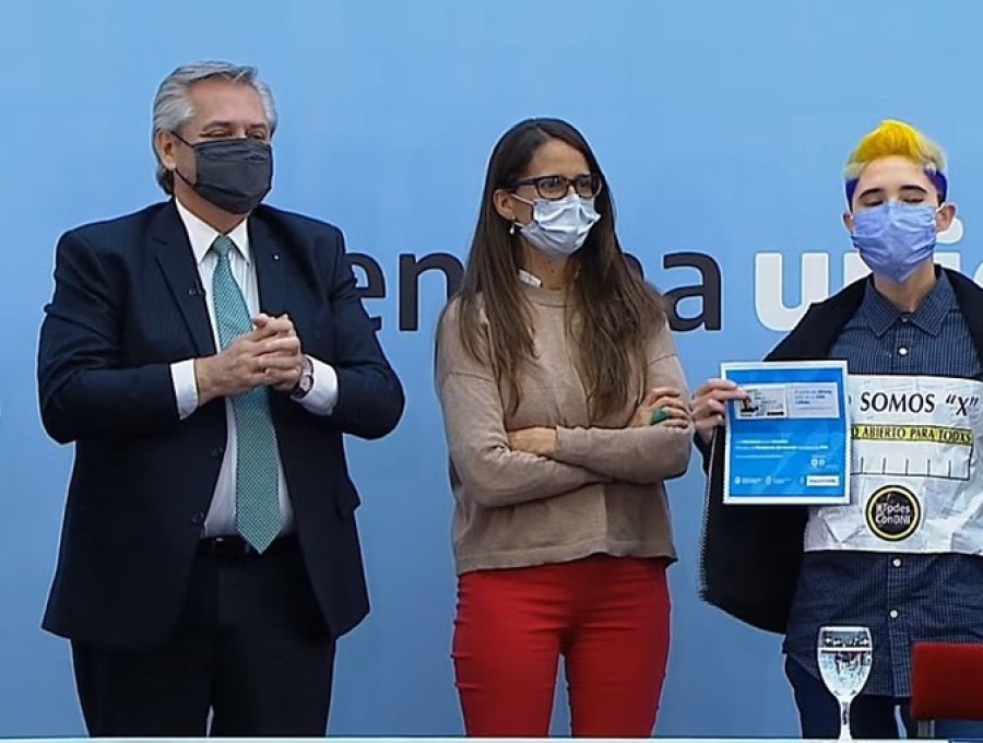 Alberto Fernández presentó el DNI para personas no binarias